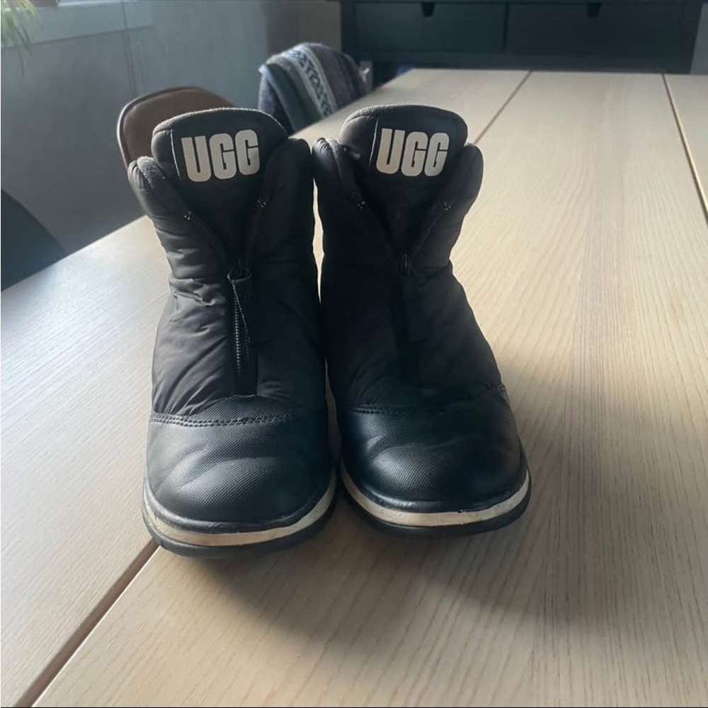 UGG Women's Lakesider Zip Ankle Boots in black size 6.5, women’s Uggs 6.5